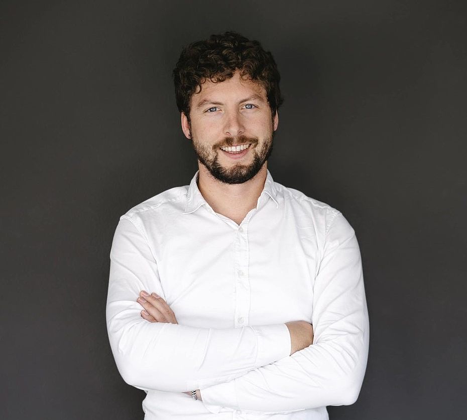 Ritratto dipendente: uomo con capelli ricci e camicia bianca