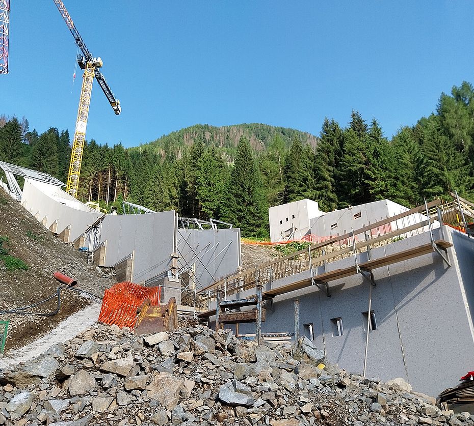 Fase di costruzione con elementi prefabbricati sul pendio montano con gru