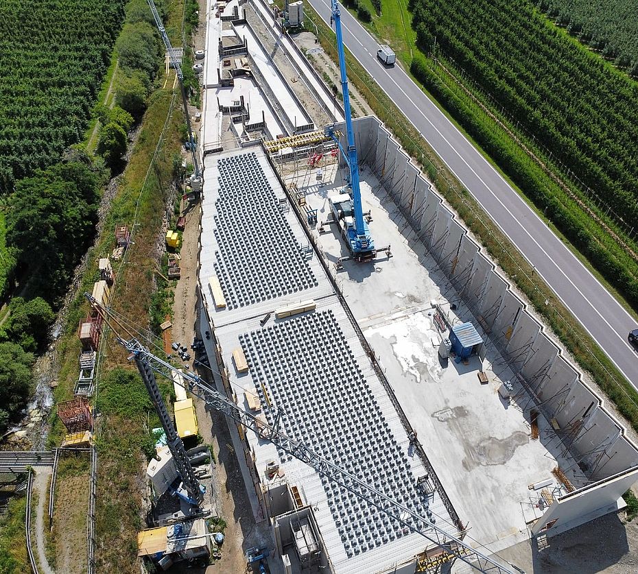 Ripresa aerea deposito prefabbricati con gru mobili e elementi impilati